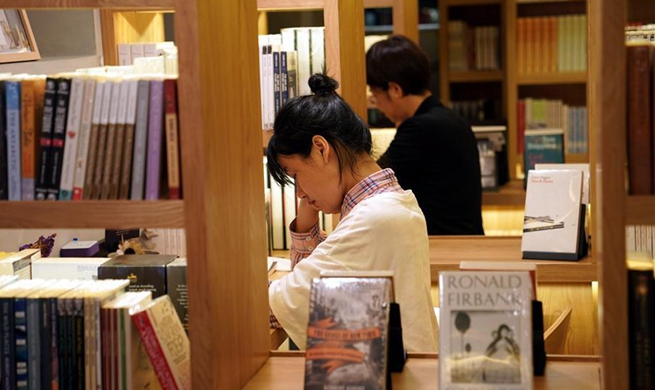 Bookstore starts to provide "late night desks" for readers in Shanghai