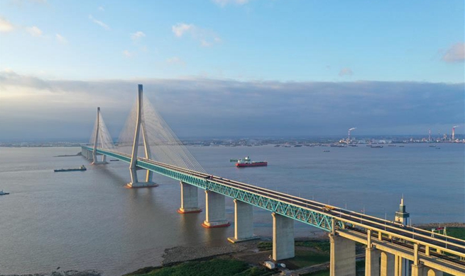 Bridge linking Nantong and Zhangjiagang opens to traffic on July 1