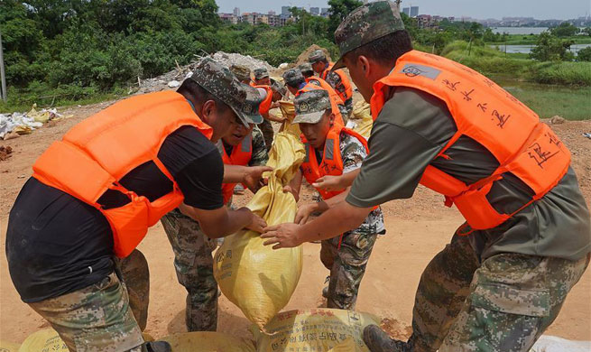 Veteran soldier volunteers join frontline flood control battle in Poyang County, Jiangxi
