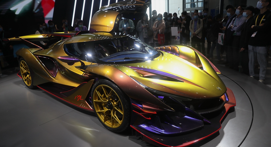 Visitors view Apollo Intensa Emozione (IE) car at 3rd CIIE