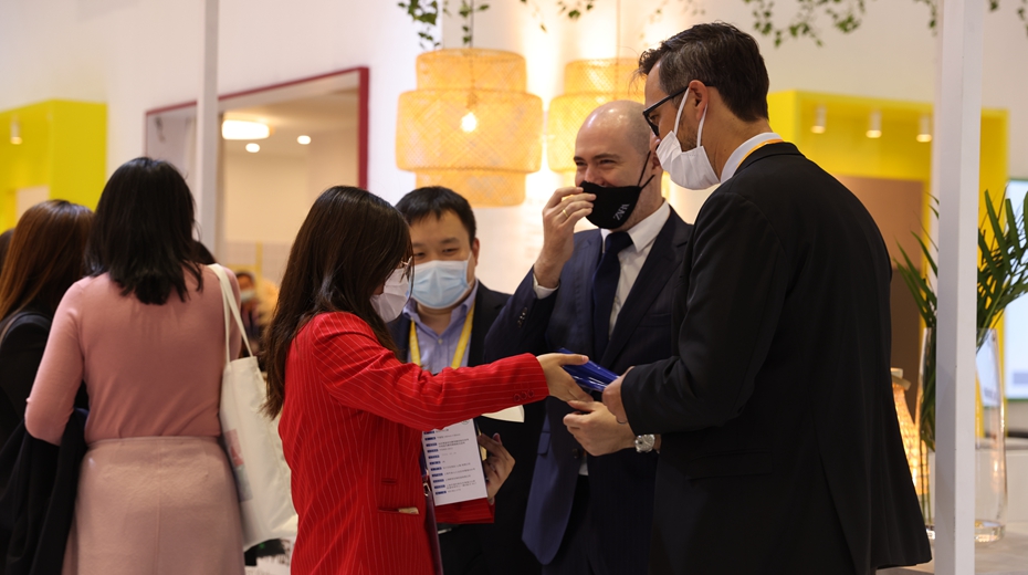 CIIE: Language volunteers provide help to guests from all over the world