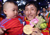 Zou Shiming defeats Thai boxer to win men's boxing gold