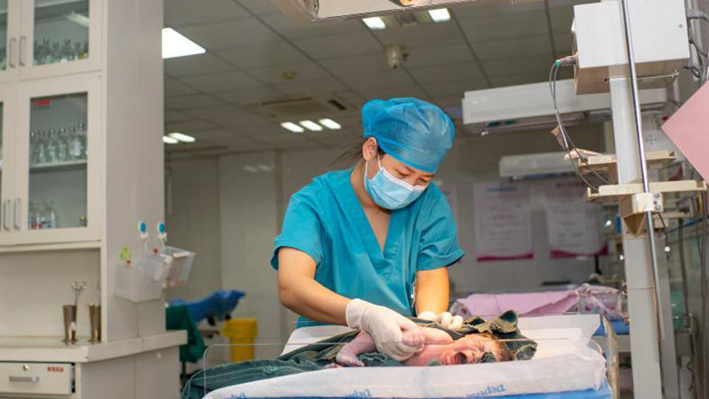 Medical workers stick to posts during Spring Festival