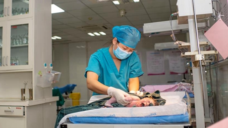 Medical workers stick to posts during Spring Festival