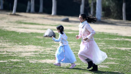 People enjoy Spring Festival holiday in China