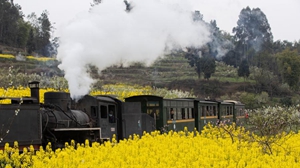 Old-fashioned steam train provides tourists with journey of reminiscence in Sichuan
