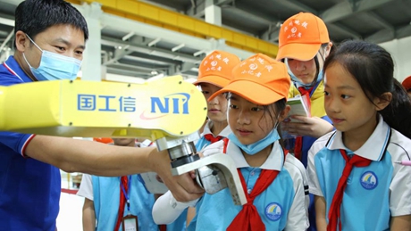 Students visit Cangzhou Laser Industry Park to experience laser technologies