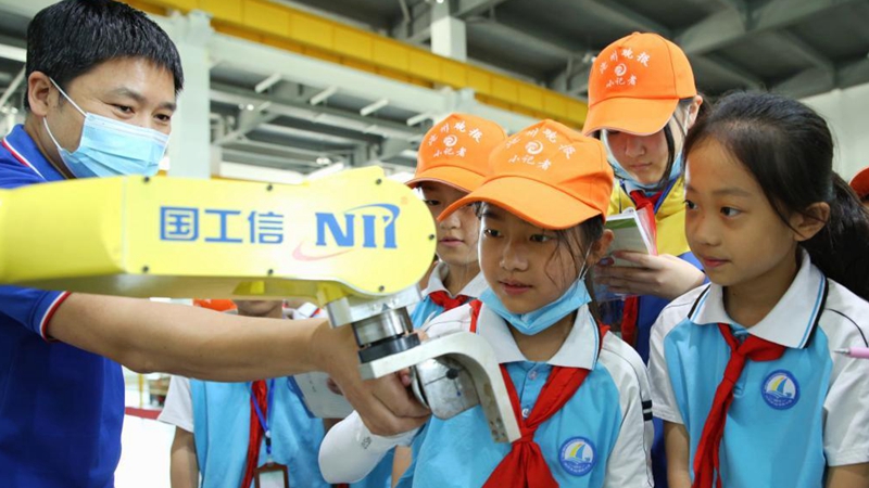 Students visit Cangzhou Laser Industry Park to experience laser technologies