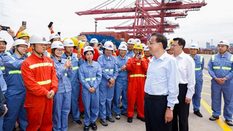 Chinese premier stresses efforts to strengthen market vitality for development