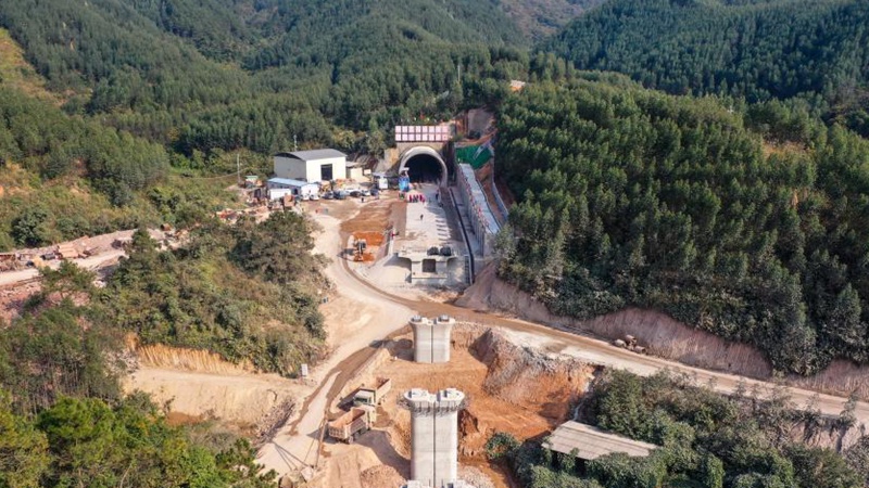 Wang'an tunnel of Nanning-Yulin high-speed railway drilled through