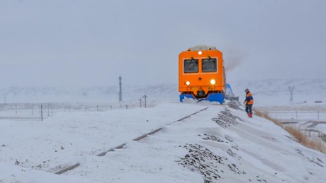 Upgraded snow removal vehicle used to ensure railway safety in Xinjiang