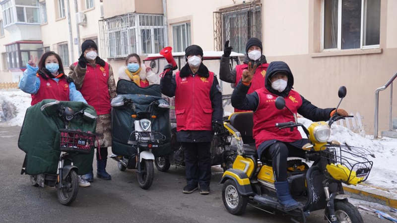 Red vest volunteers assist in COVID-19 prevention in Harbin