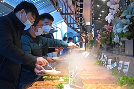 Across China: Coastal resort city sees tourism recovery