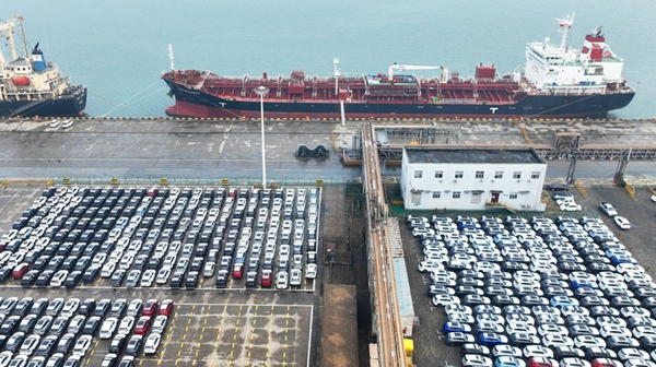 China Focus: China's warming foreign trade boosts global economic recovery