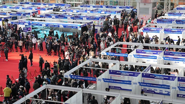 China's job market improves in Q1 amid steady economic recovery