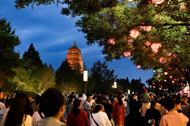 May Day holiday queues reveal China's economic strength