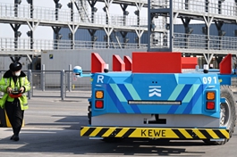 China's telecom industry expands in first 4 months