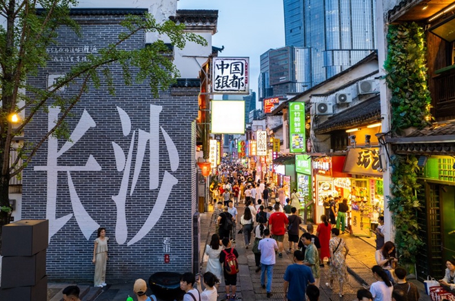 China's economy maintains recovery momentum as consumption gains traction