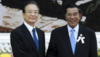 Wen says China-Cambodia relations good example of friendly neighboring ties