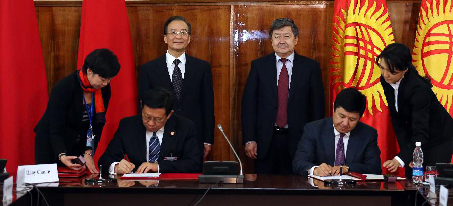 Premier Wen holds talks with Kyrgyz PM in Bishkek