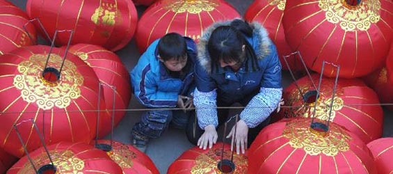 Red lanterns made in N China to prepare for Lantern Festival