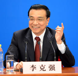 Premier Li Keqiang meets press
