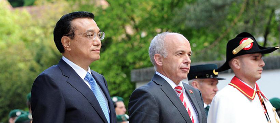 Chinese premier attends welcome ceremony held by Swiss president