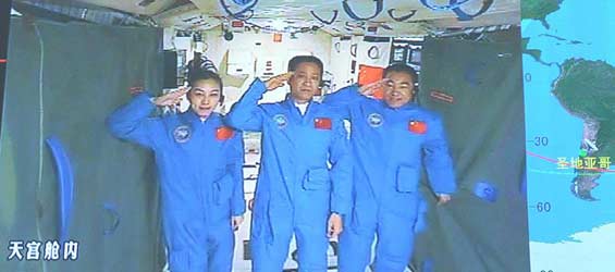 President Xi talks with astronauts aboard Tiangong-1