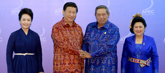 Group photo of leaders and their spouses at APEC summit meeting