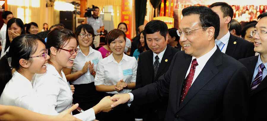 Premier Li meets youth representatives at Vietnam National University