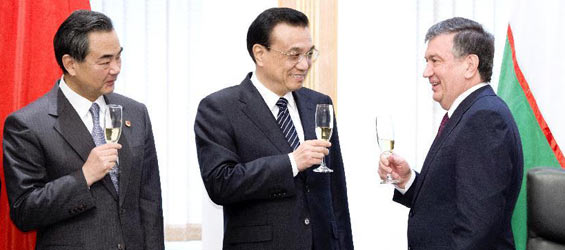Chinese premier, Uzbek counterpart attend signing ceremony of bilateral documents