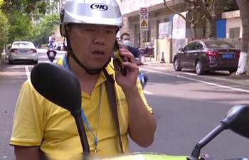 Zhang Xiaoshan: courier man delivers packages with love