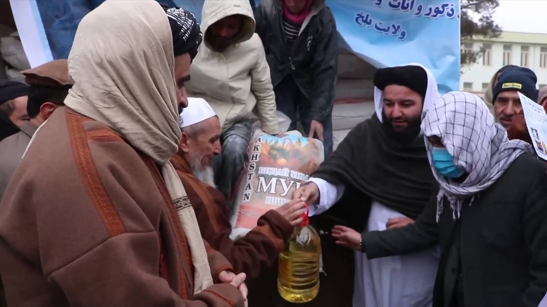GLOBALink | Afghan trading company provides humanitarian aid to teachers in northern province