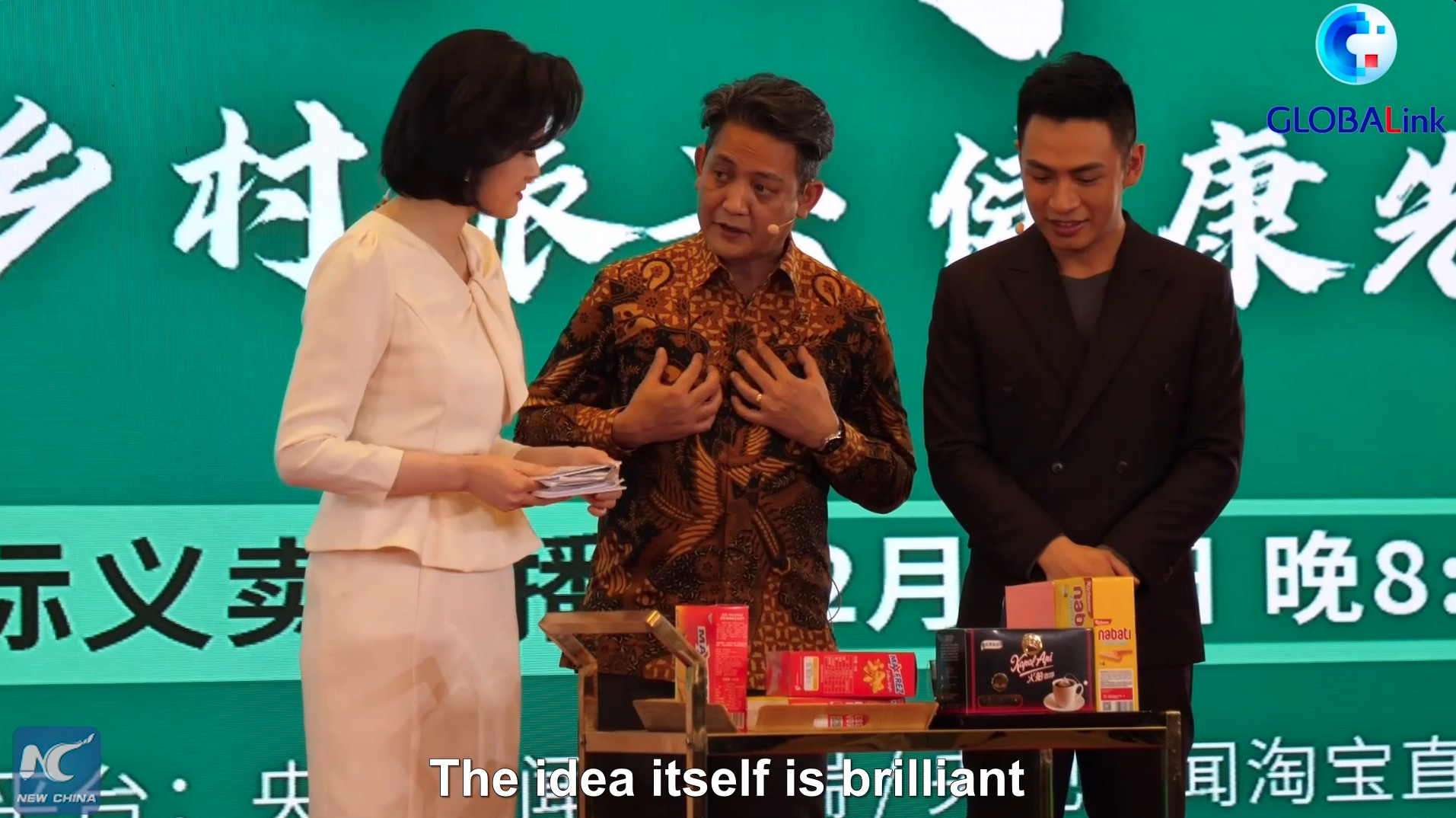 GLOBALink | "Love Knows No Borders": International charity sale held in Beijing