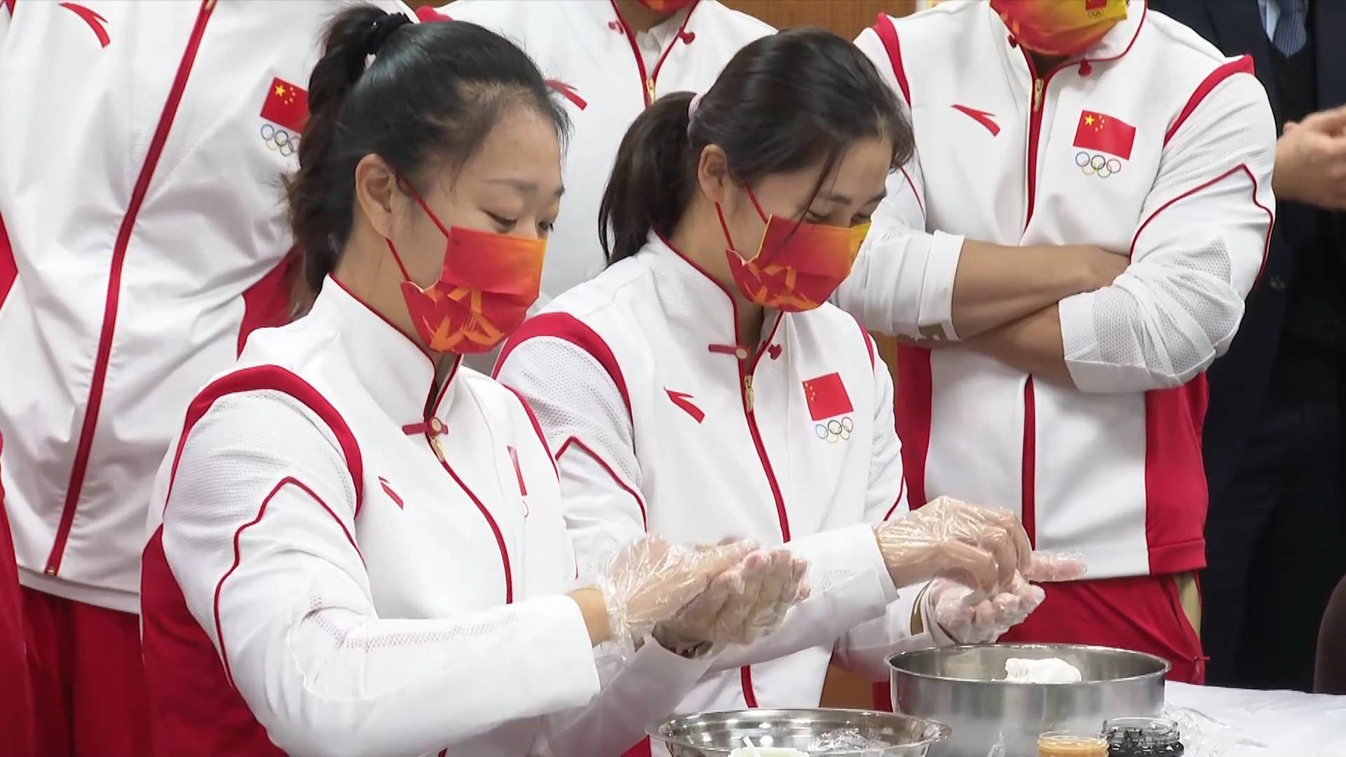 GLOBALink | Chinese mainland Olympians celebrate Winter Solstice with locals in Macao
