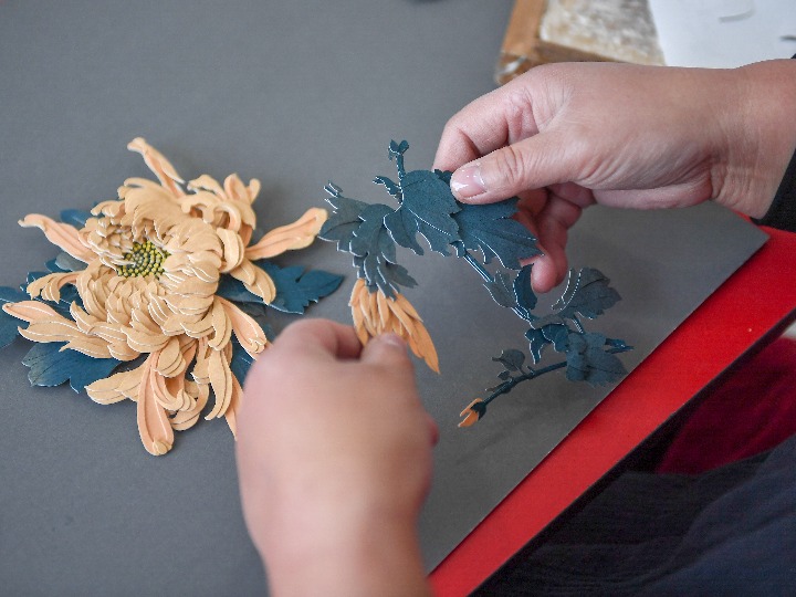 GLOBALink | Folk artist tells Chinese story by paper cutting