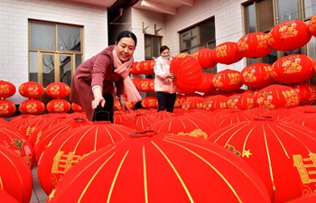 Villagers busy making lanterns for upcoming festival season in Hebei