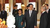 Chinese president and wife exchange gifts with Cambodian king