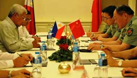 Chinese, Philippine Defense Ministers talk over peaceful solution of Huangyan Island dispute