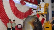 Re-entry capsule of Shenzhou-9 spacecraft opened