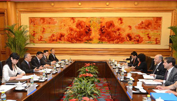 Senior Chinese official, French FM vow to boost ties