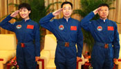 Shenzhou-9 astronauts meet media after recovery