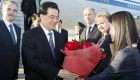 President Hu arrives in Russia for APEC meeting