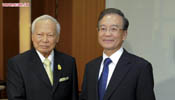 Premier Wen Jiabao meets with Thai privy council president in Bangkok