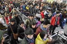 Holiday travelers embark on return trip