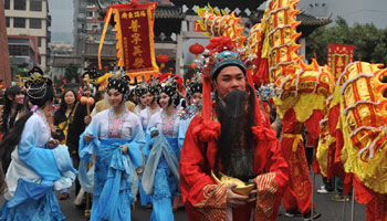 Visitors view parade of temple fair in China's Guangzhou