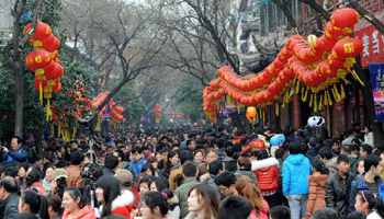 Tens of thousands of visitors come to Confucius Temple on Lantern Festival
