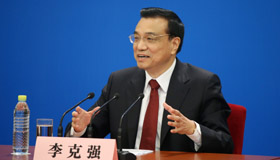 Premier Li Keqiang meets press
