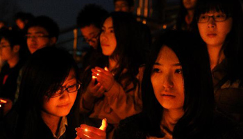 Vigils held around China for people in quake-hit zone