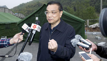 Premier Li speaks to reporters in Lushan Country, Sichuan